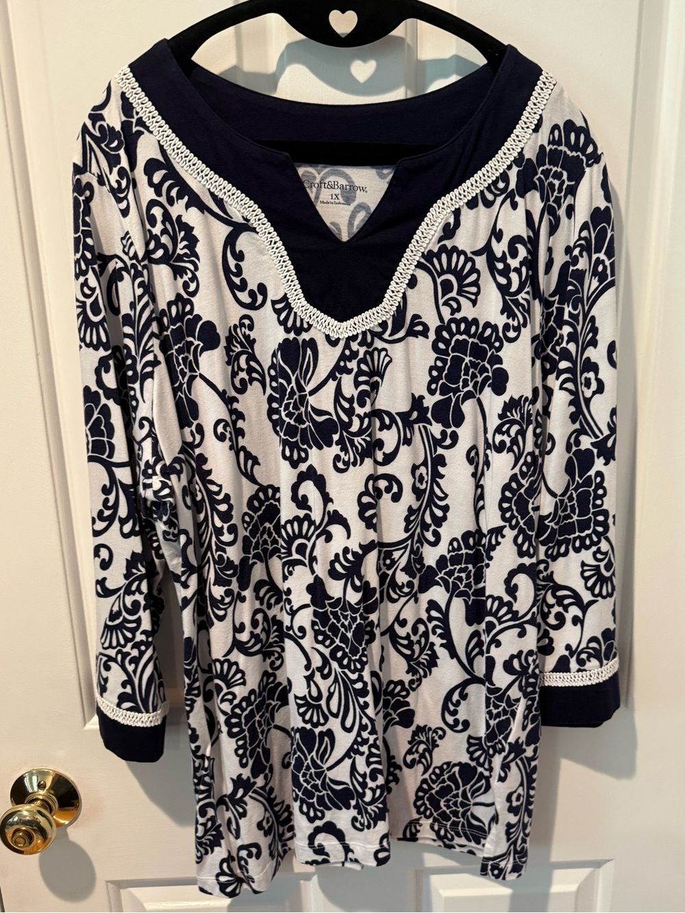 Croft & Barrow Navy and White V-Neck Floral 3/4 Sleeve Top